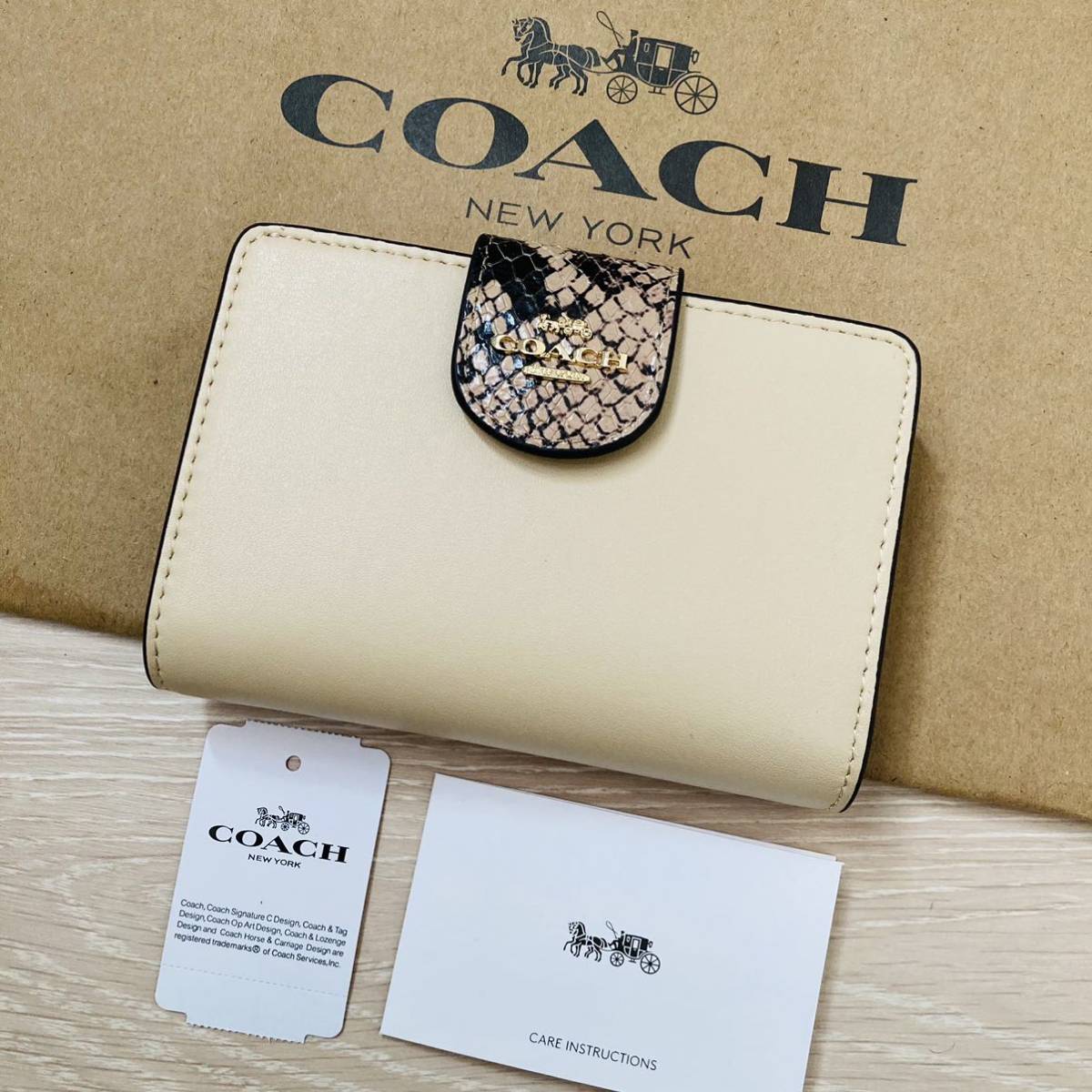 新品/未使用 COACH コーチ アップル 青リンゴ 二つ折り財布 白×緑