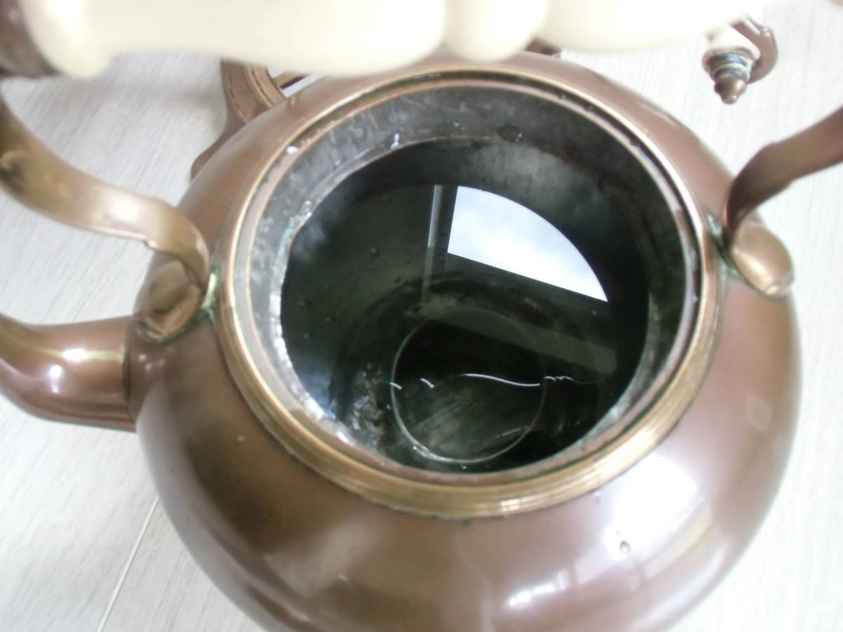 アンティーク　イギリス製　やかん　レトロ　ケトル　英国製　陶磁器　銅　インテリア _水を満タンにした画像　水漏れありません。
