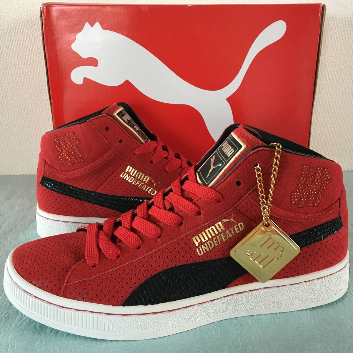 【The LIST/限定モデル】 UNDEFEATED × PUMA SUEDE MID 24K (PURE GOLD) "RED" US9 27.0cm 金属製コラボタグ付き未使用品 _画像1