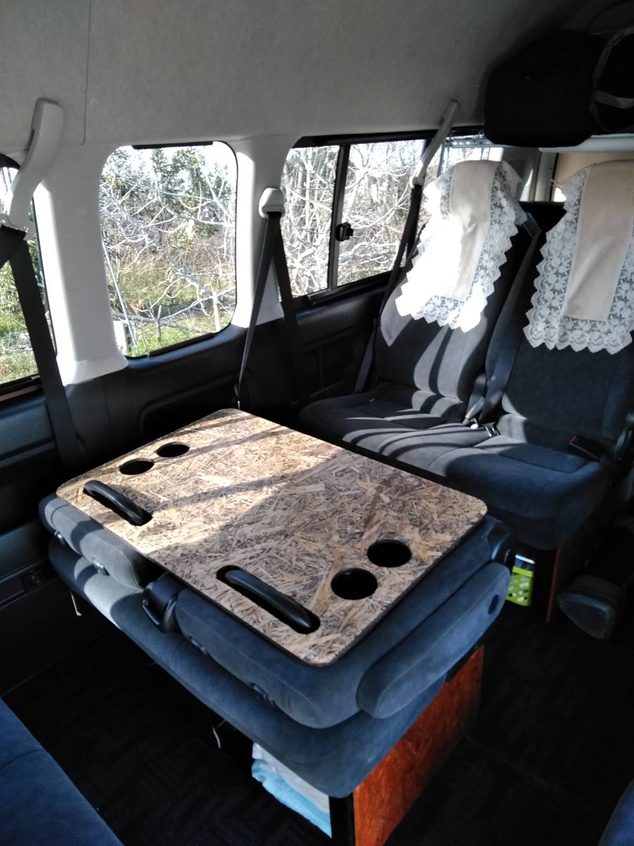 ２００系ハイエース 初期型～最終型グランドキャビン コミューター ワゴンGL テーブル板2枚セット(こげ茶塗装)座席の上に置くだけ。_三番目シートにWサイズの板を置きました。