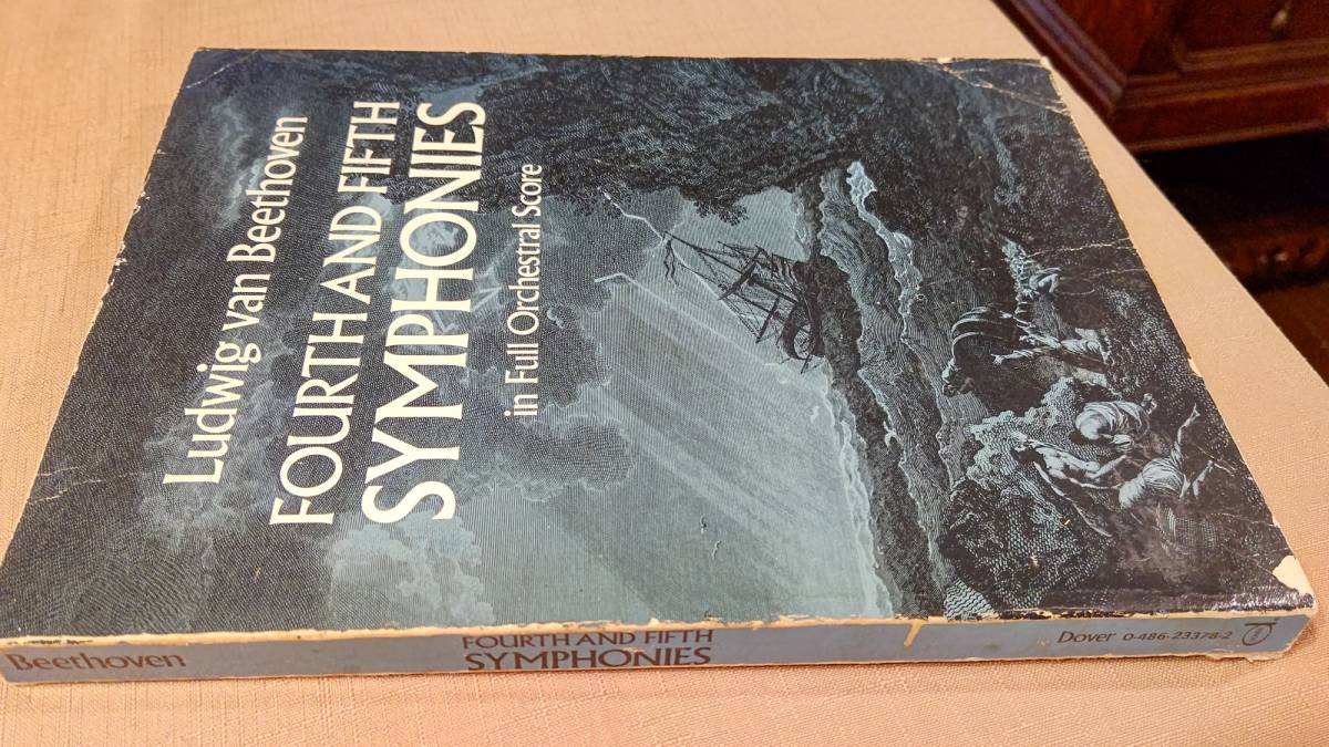 輸入大型オーケストラスコア（28×20.7×1.7㎝）ベートーヴェン交響曲第4番＆第5番　2曲掲載　1976年　米国製 Dover_画像1