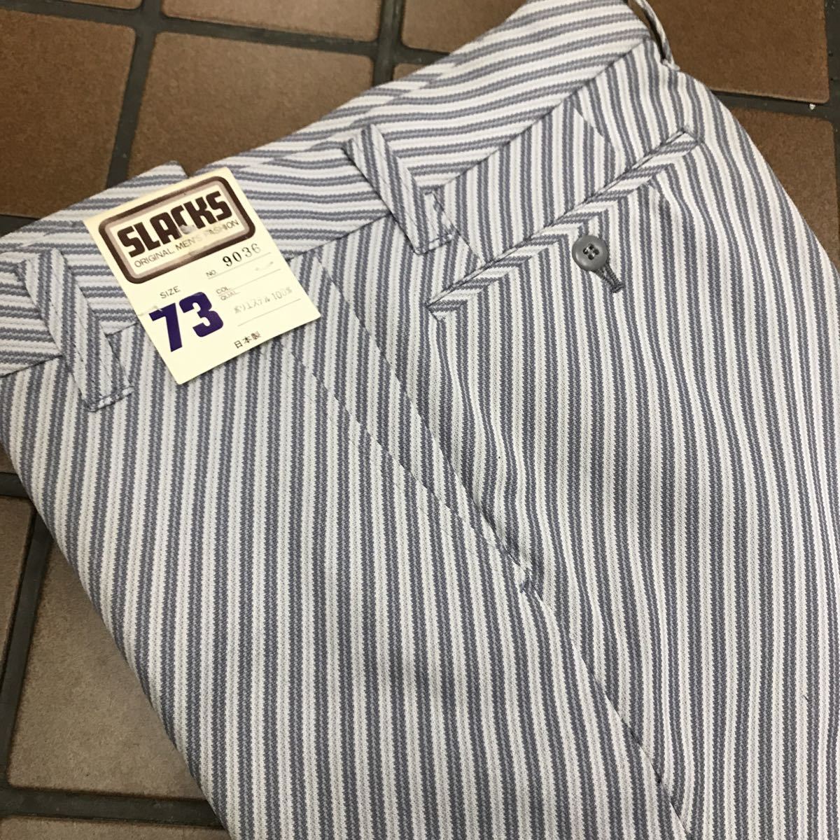 新品 タグ付き激安 超レア日本制スラックス　ゴルフパンツ　サイズ73 シャドウブルーホワイト系斜線ストライプ希少ビンテージ　フレアー
