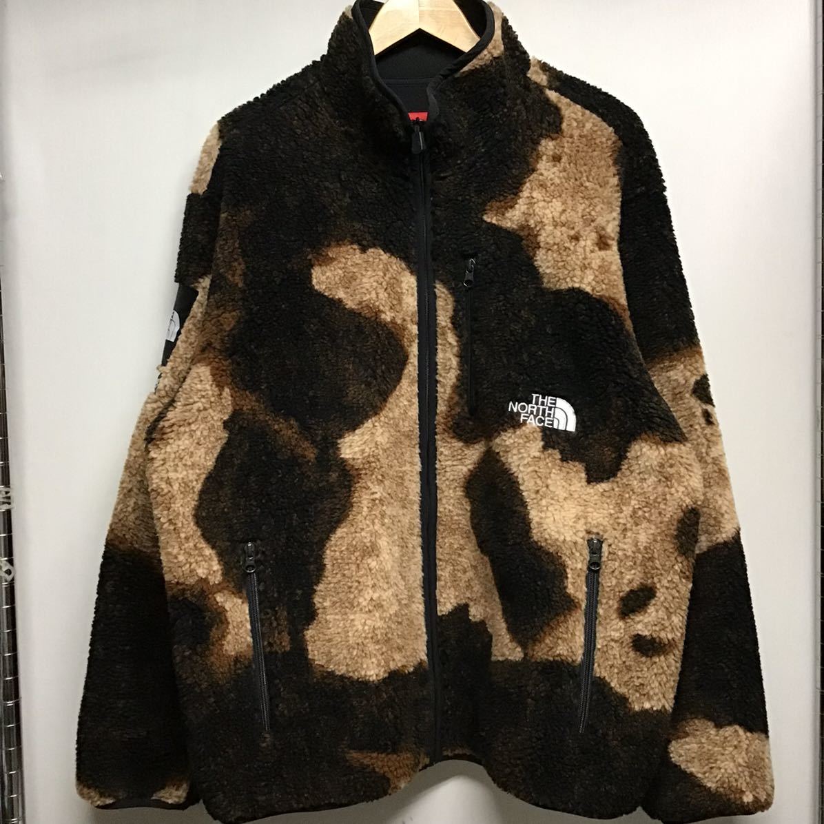 在庫一掃】 【Supreme 2210oki 総柄 ブラウン ポリエステル XL ブリーフジャケット シュプリーム×ザノースフェイス】NA52100I FACE NORTH THE × フリース KRIZIA 虎&ゴールドチェーン スカーフ 55cm*55cm
