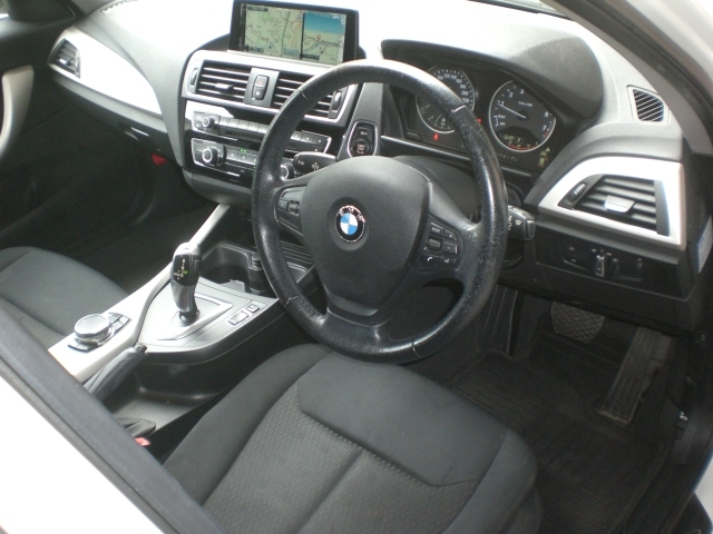 「■超貴重！平成27年12月 後期型 BMW 118i 無事故 実走行 ホワイト 純正ナビ 純正ミラーETC クルーズコントロール 1,5ターボ 激安乗出価格！」の画像3