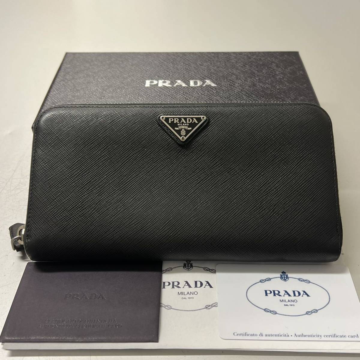 新品同様! プラダ PRADA 財布 長財布 サフィアーノ ロゴ金具 ラウンド