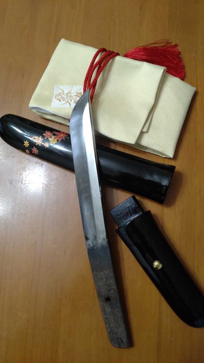 日本刀 短刀 在銘 □□。刃長14.4合法サイズ、刃身は光沢があり刃欠けは無いですが研ぎキズが多少あります。鎬造りで古い物と推定します。