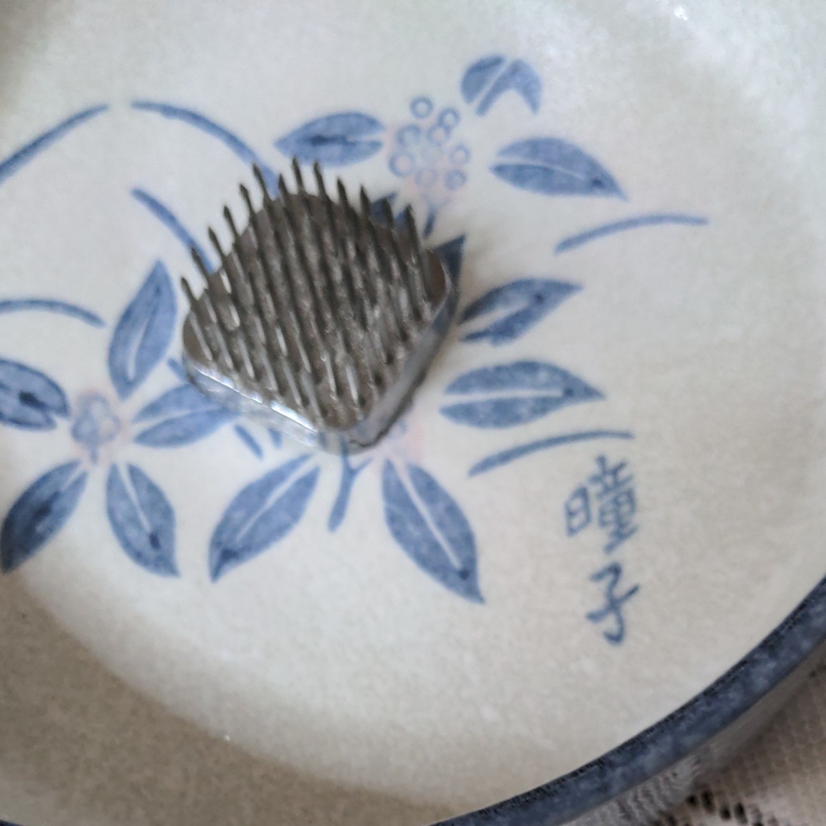 お蔵出しの品。初代華道家の安達瞳子さん監修の水盤花器。未使用品 豆剣山付き お正月用幅16c
