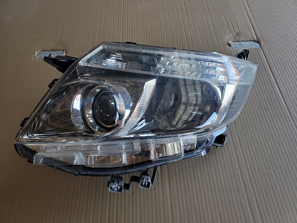 トヨタ エスクァイア 左 ヘッドライト ZRR80 fuboru.co.id