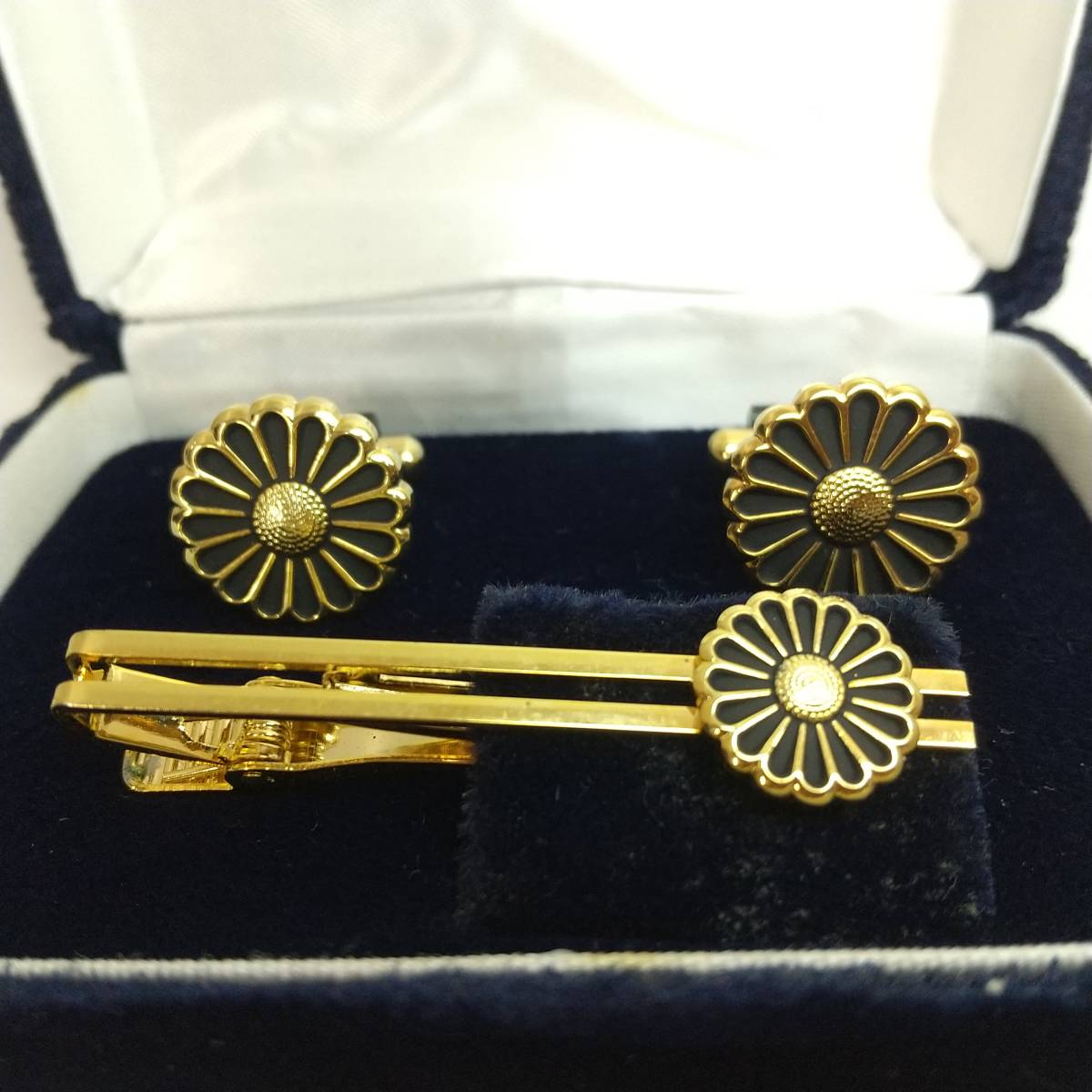 ヤフオク! 118 明治神宮 ネクタイピン・カフスセット 桐紋 菊紋 ... 27日まで値下げ★明治神宮 ネクタイピン 菊 ワニ口