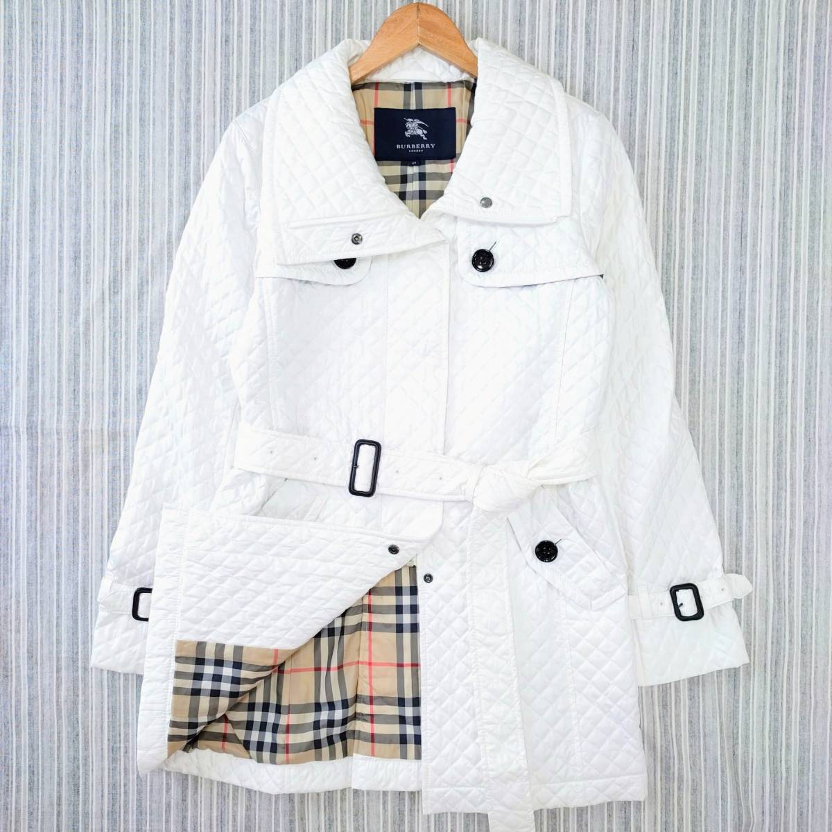 ☆極美品☆バーバリー*裏地チェック柄*中綿*キルティングコート*白 ☆極美品☆バーバリー*裏地チェック柄*中綿*キルティングコート*白
