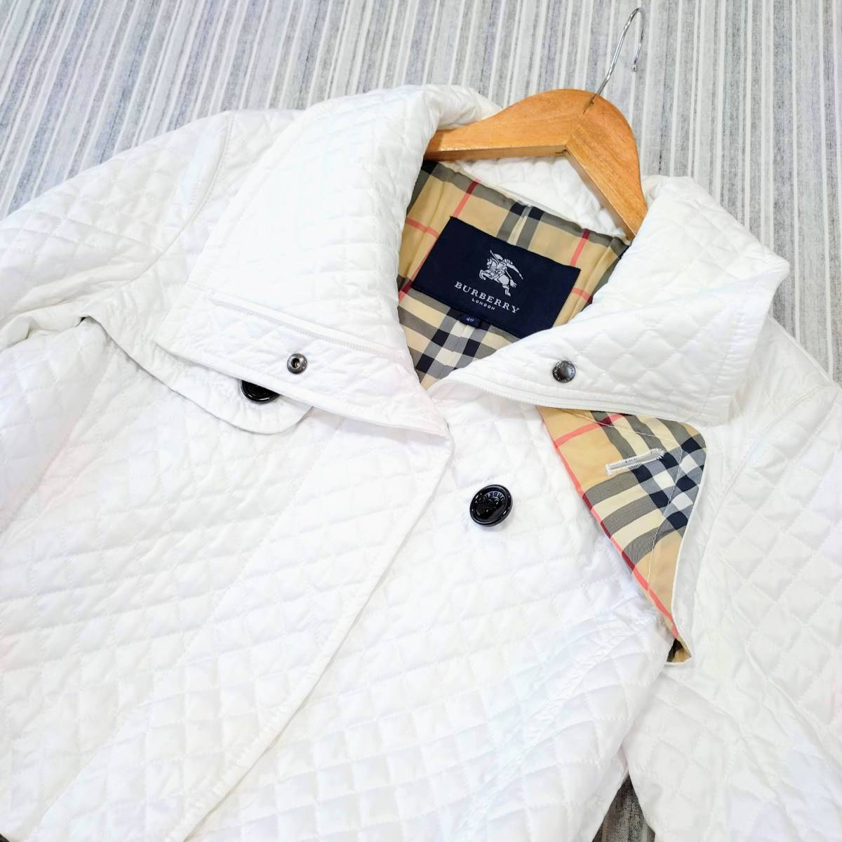 ☆極美品☆バーバリー*裏地チェック柄*中綿*キルティングコート*白 ☆極美品☆バーバリー*裏地チェック柄*中綿*キルティングコート*白