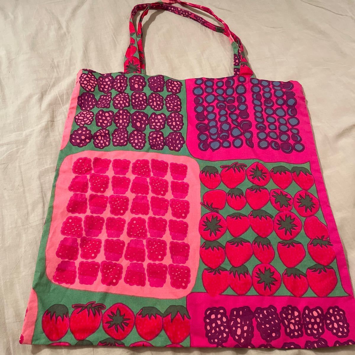 廃盤marimekko Mummolan Marjat(ムンモランマルヤット)トート 廃盤marimekko Mummolan Marjat(ムンモランマルヤット)トート
