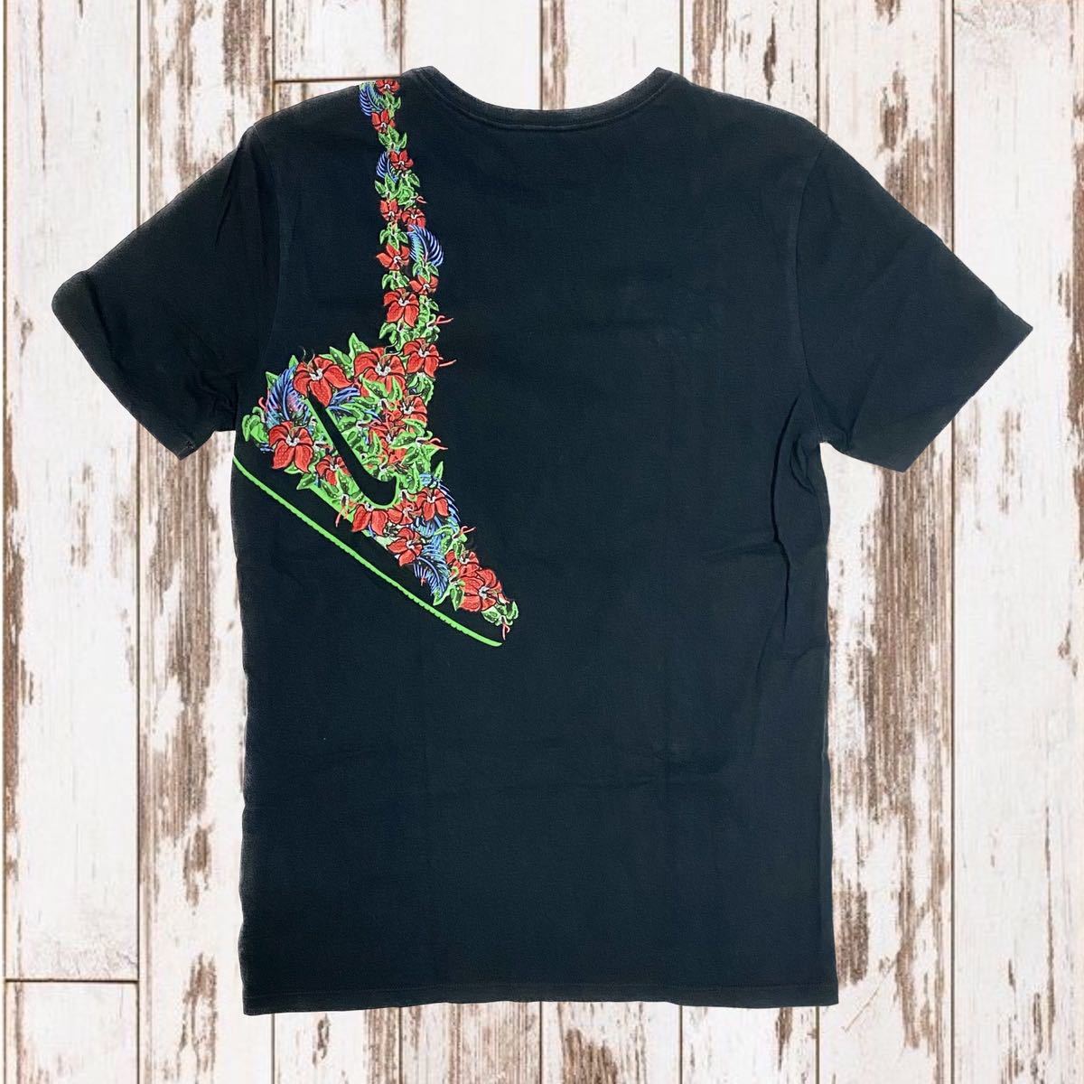 ナイキ Tシャツ 花柄 スニーカー スウォッシュ THE NIKE TEE 肩掛けデザイン M ブラック/花柄_画像2