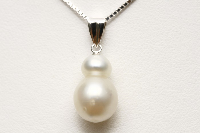  south . White Butterfly pearl pearl pendant top 14×9mm white color K14WG made 