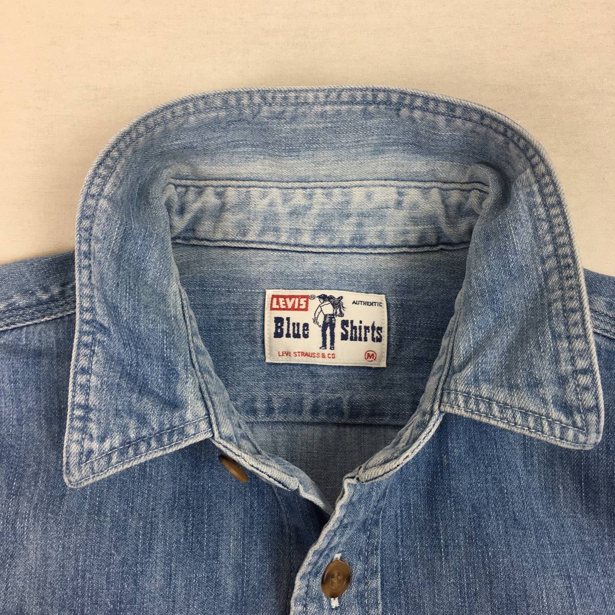 【90s】Levi's リーバイス Blue Shirts デニムシャツ 日本製 90年代 Mサイズ 長袖 サドルマンタグ オレンジタブ_襟の山折り箇所/襟回りに色落ちあり