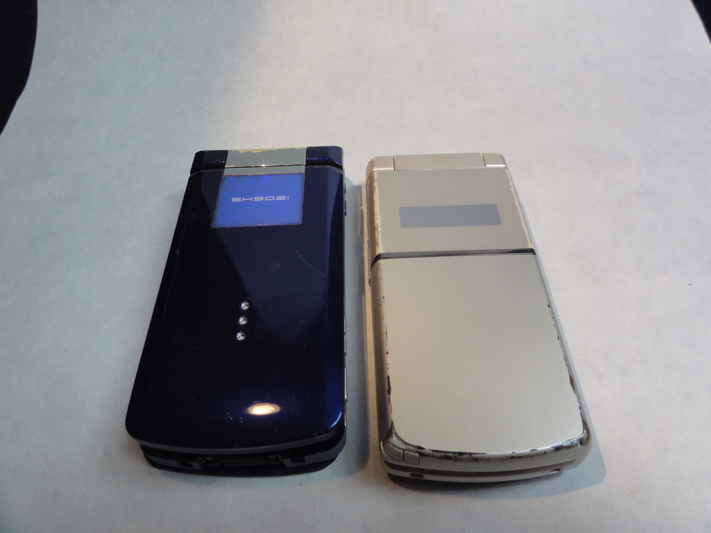 携帯２個　ジャンク品　　S O905i SH902i_画像1