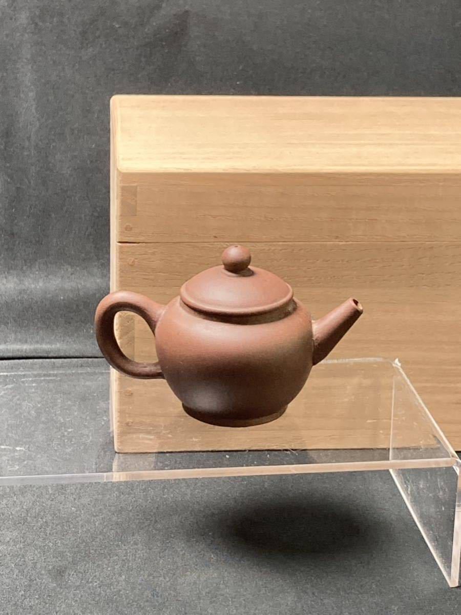 時代物 茶道具【 紫砂 急須 46ｇ】ZY3581 1点 朱泥 古玩 紫砂壷 茶壷 茶器 文房四宝 唐物 煎茶道具 中国 工芸品 古美術品 木箱付 9×5×6cm_画像3