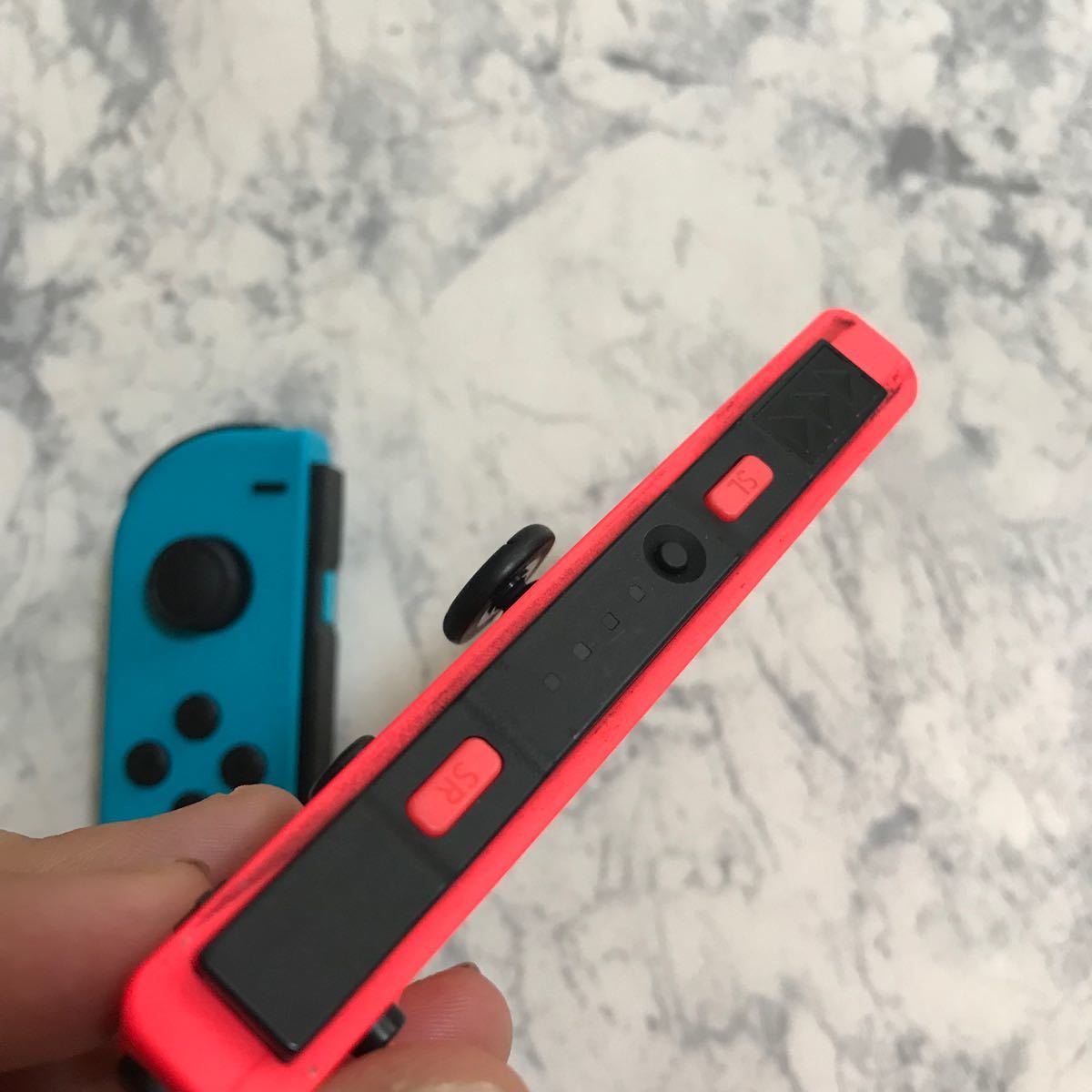 美品 Switch ジョイコン Joy-Con ネオンレッド 右 家庭用ゲーム本体 ...