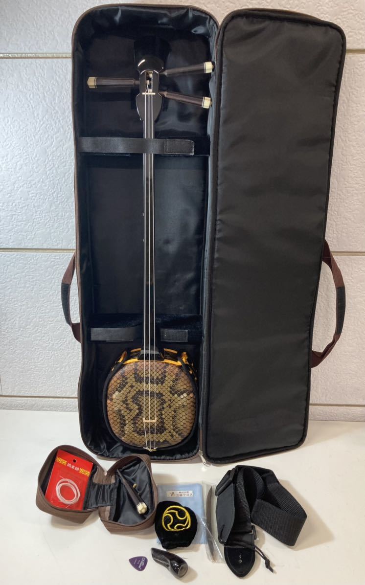 T855 沖縄三線 和楽器 蛇柄 人工皮 初心者 ソフトケース付 三味線 通販・アウトレット *美品*沖縄三線 人工皮 ケース付き 入門者向け 和楽器
