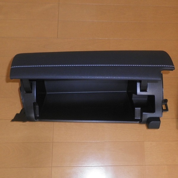 良品 プリウスZVW30・PHV35 トヨタ純正 グローブボックス上側 良品 プリウスZVW30・PHV35 トヨタ純正 グローブボックス上側