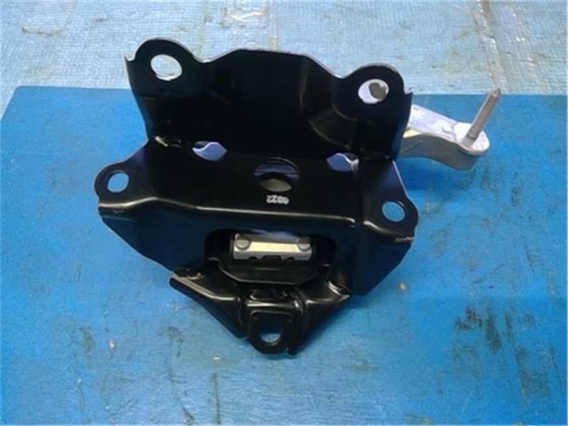  Toyota original Yaris { MXPA10 } Transmission parts P61000-21006817