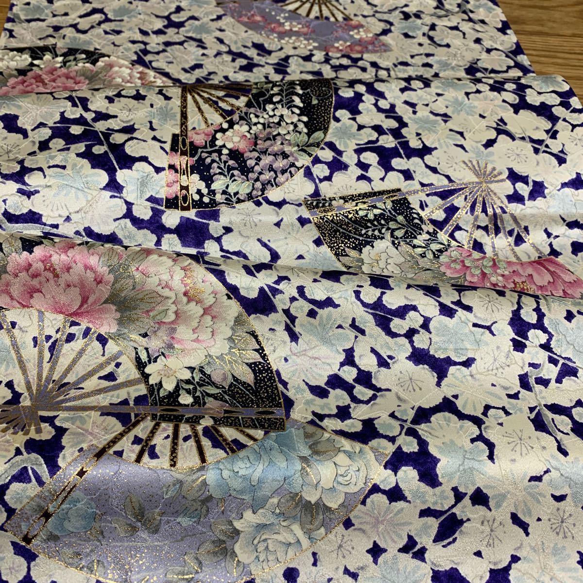433 着物ハギレ 正絹 舞扇草花金彩模様 袖ハギレ38×128