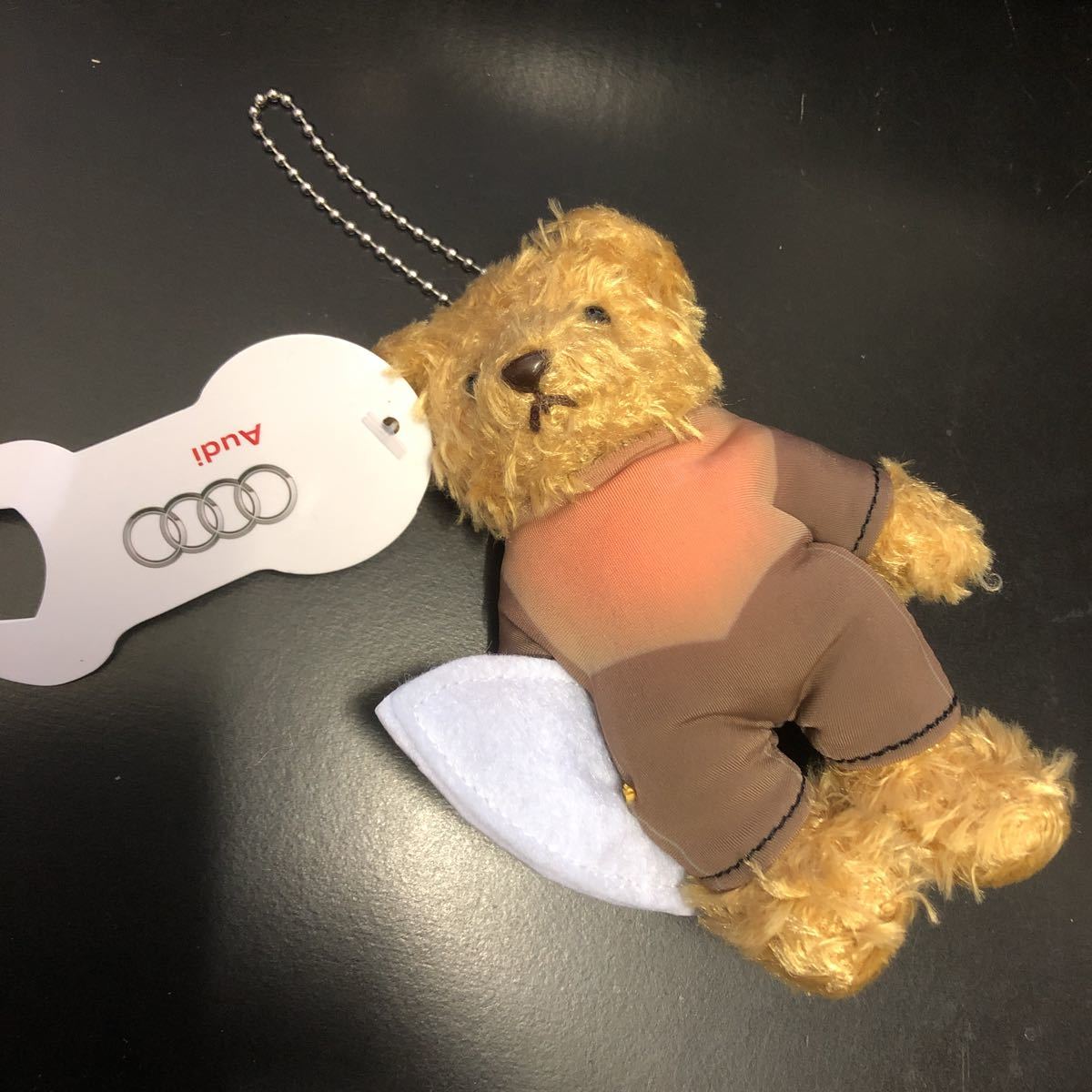 未使用★Audi アウディ　クマ　ベア　くま　キーホルダー　ぬいぐるみ　純正　正規品★サーフボード_画像1