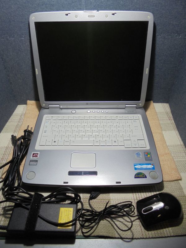 15型 ノートパソコン／東芝 dynabook　AX/3527CMS／Windows2000／一応動作／雑誌付録CD-ROM 8枚おまけ／（仮想 MS-DOS 他）_画像1