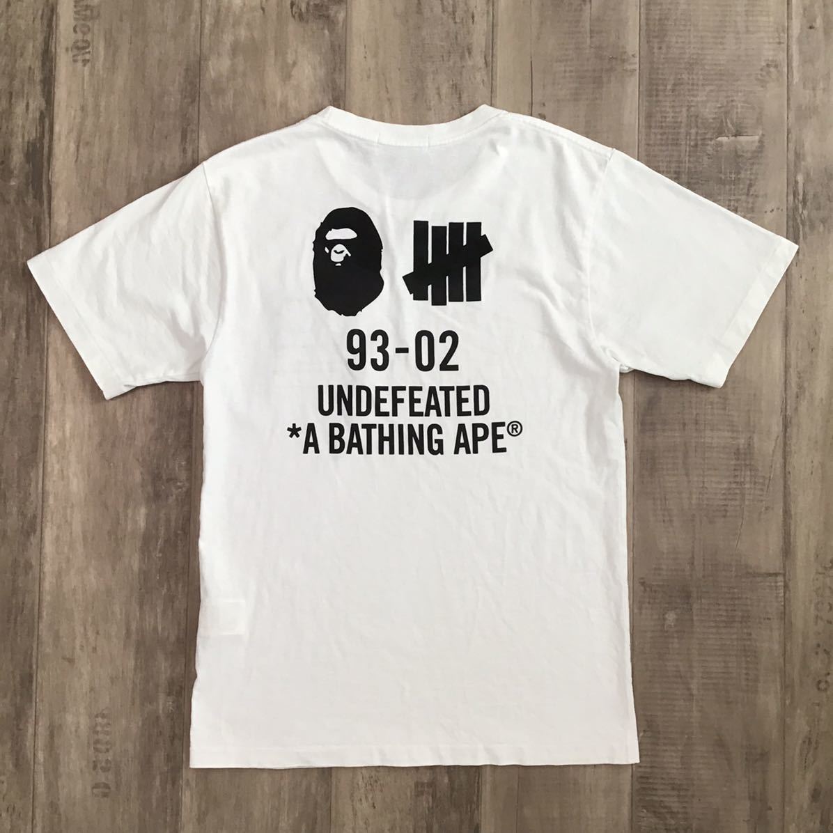 Undefeated × BAPE Tシャツ Sサイズ a bathing ape エイプ ベイプ アベイシングエイプ アンディフィーテッド military logo c126_画像3