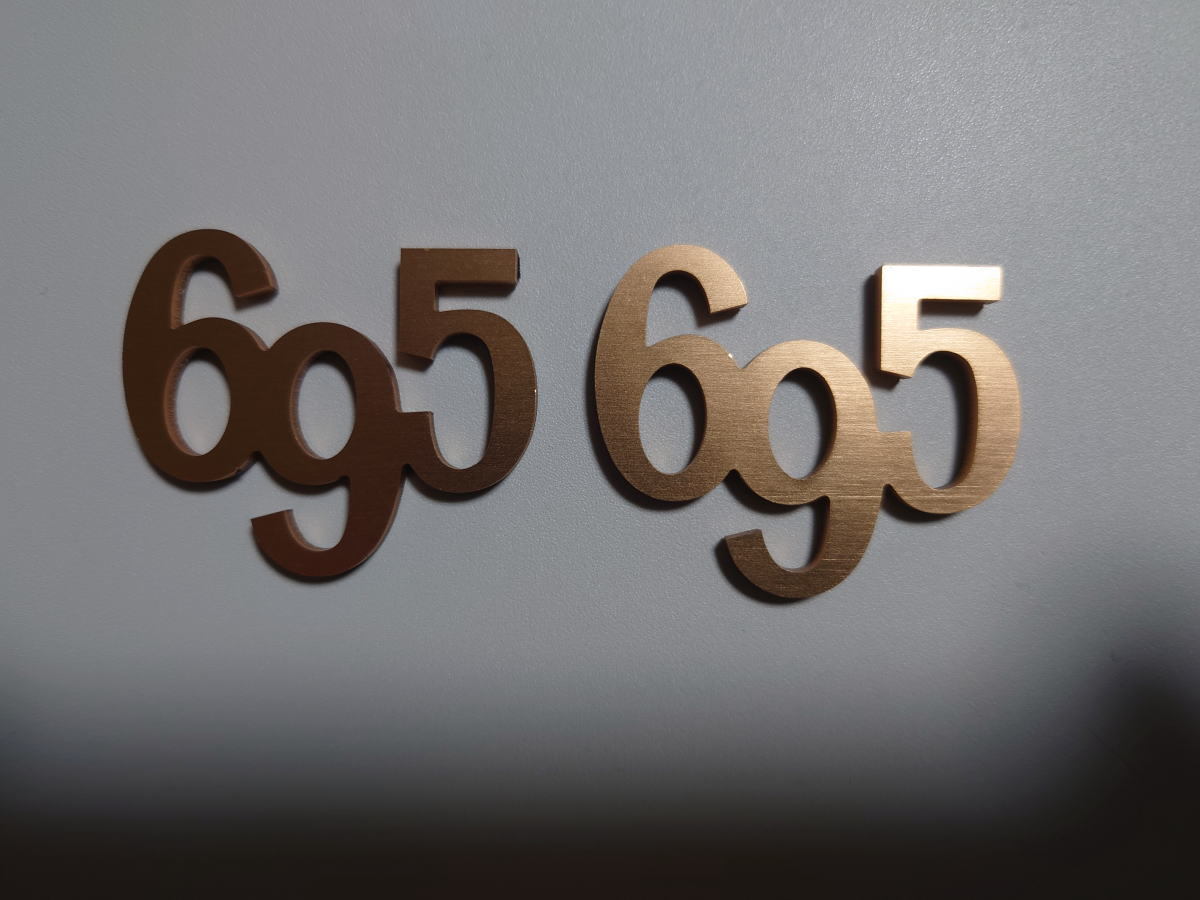 [1セットのみ]フィアット アバルト ABARTH 向け 純正デザインタイプ 「695」 メタルバッジ 左右分セット 本体色:ゴールド