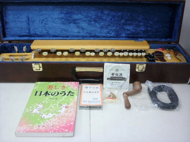大正琴 琴伝流 敷島 楽器 和楽器 ハードケース 付属品あり A(大正琴 ...