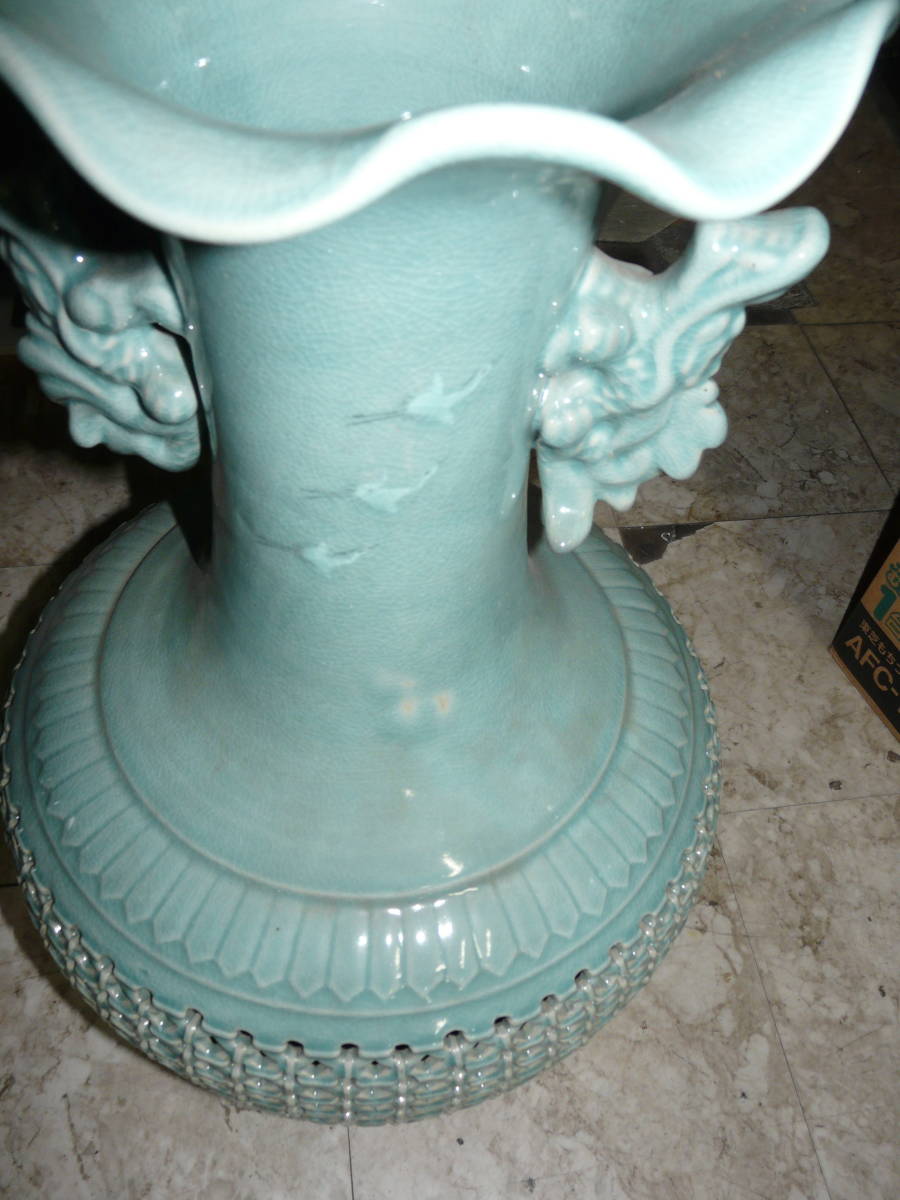 青磁 陽刻模様 青磁堀 造 牡丹画 花瓶 です。-