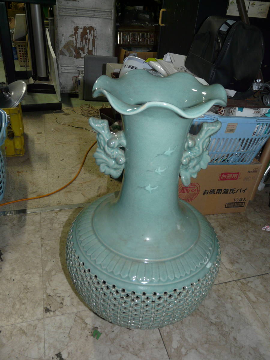 青磁 陽刻模様 青磁堀 造 牡丹画 花瓶 です。-