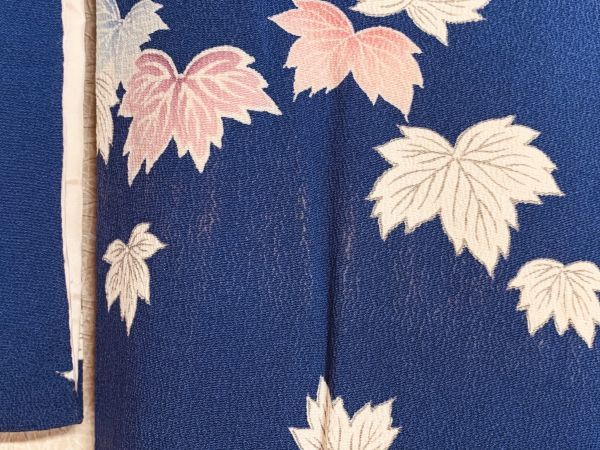 アンティーク　レトロ　婦人　小紋の着物　袷　正絹縮緬　花色に葉の紋様の染　リメイクやコスプレにも　保管品_色あせ