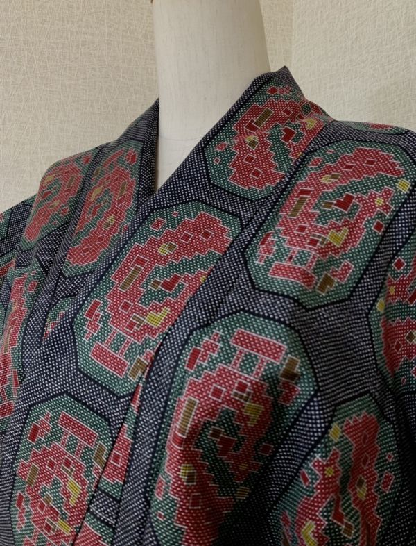 保管品　婦人　大島紬の着物　袷　正絹　色大島　一元式　亀甲に鳳凰の紋様の織　背の高い方に　お洒落　お出かけに　普段着に