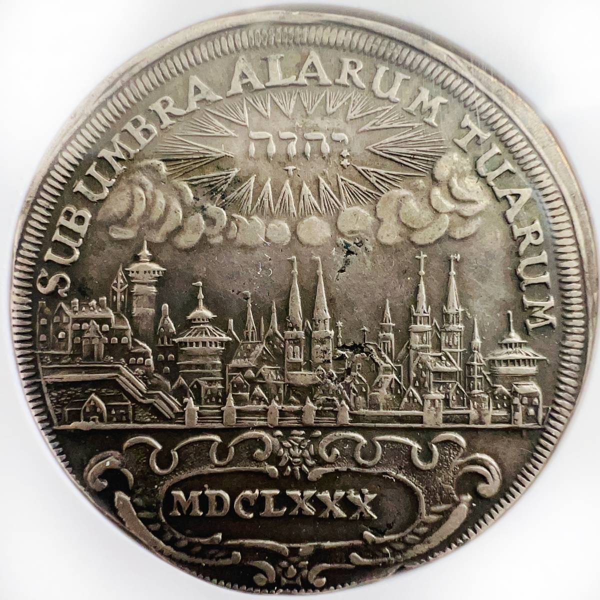 【都市景観】1680年 ドイツ ニュルンベルク ターラー 銀貨 NGC XF45 天上のヤハウェイ 自由都市 神聖ローマ帝国 スラブ欠けあり_画像1