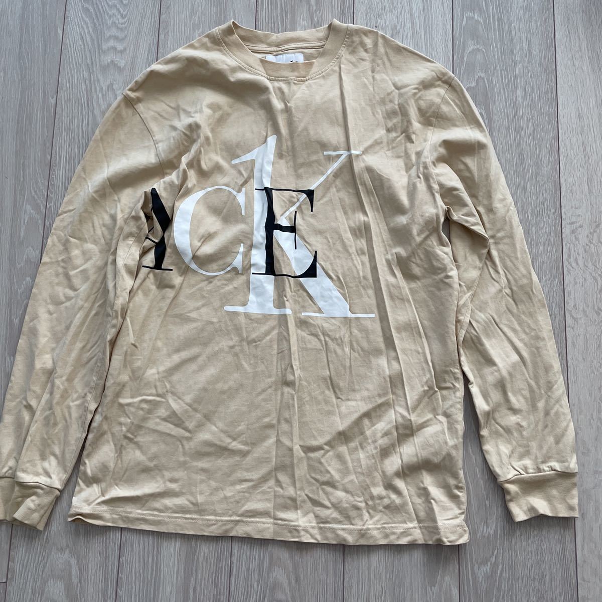 美中古　Palace Calvin Klein CK1 クルーネック ロングスリーブ T ロンT ライトベージュ系　サイズ M_画像1