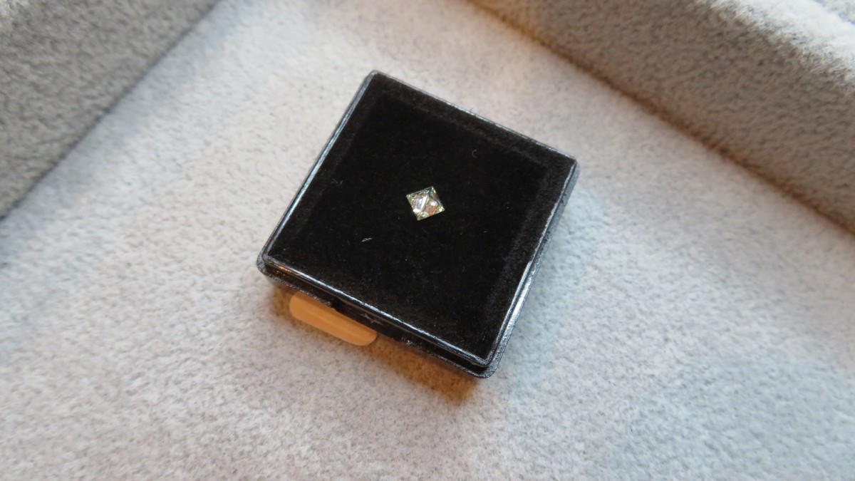 人気新品 天然ダイヤモンド 強蛍光 ピアス 計0.1ct K18イエロー