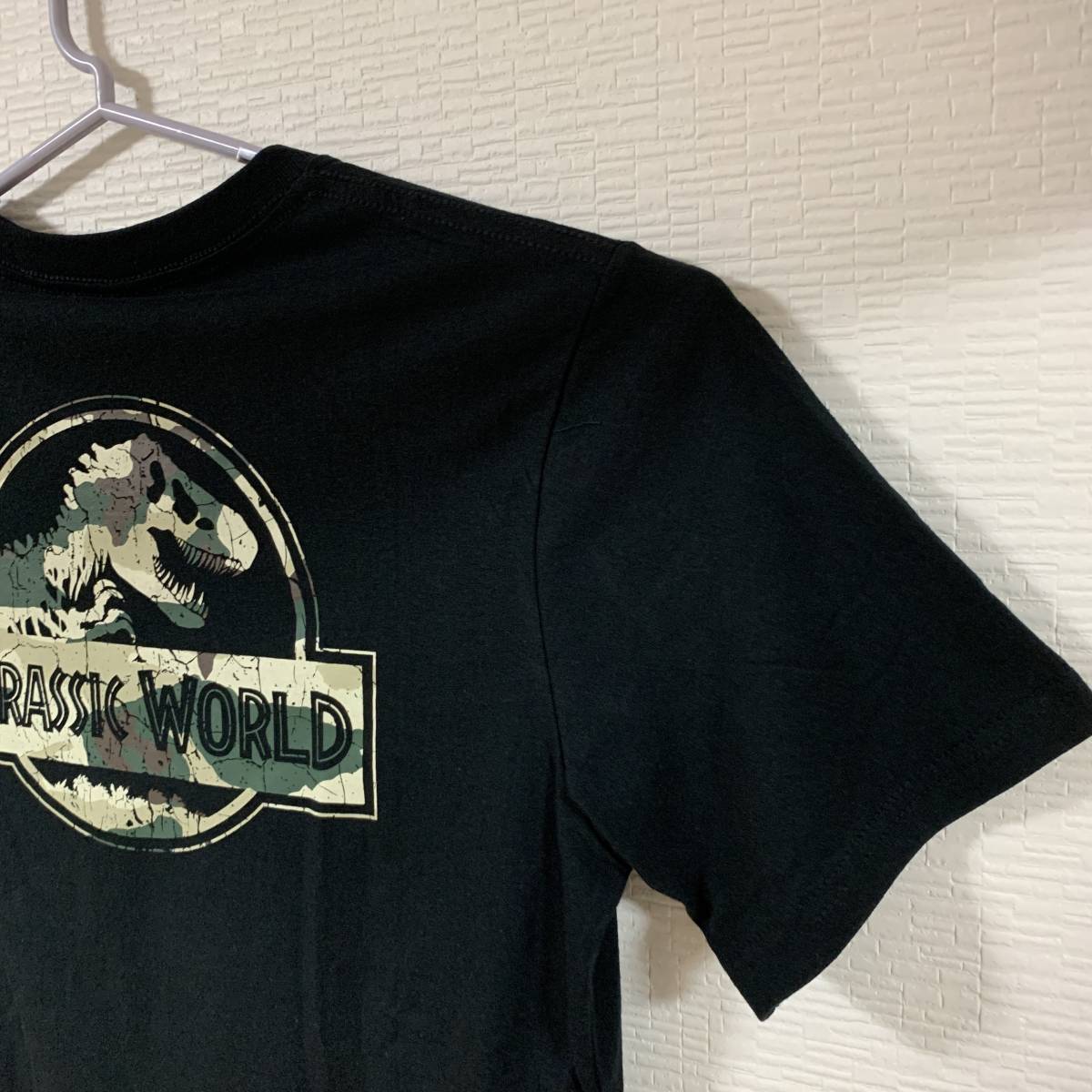 JURASSIC WORLD (ジュラシック・ワールド) - MEN 半袖Tシャツ Lサイズ 黒色 シネマTシャツ 映画Tシャツ 恐竜 (タグ付き新品未使用品)_画像6