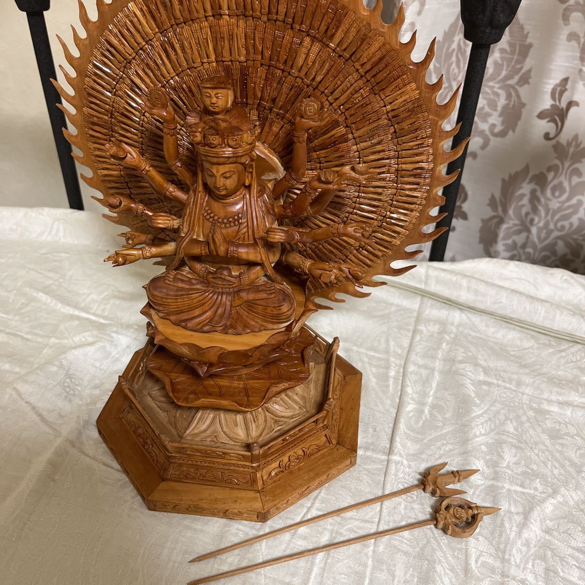 選べる配送時期 仏教美術 香木 白檀彫刻 観音菩薩像 仏像 置物 V R5122