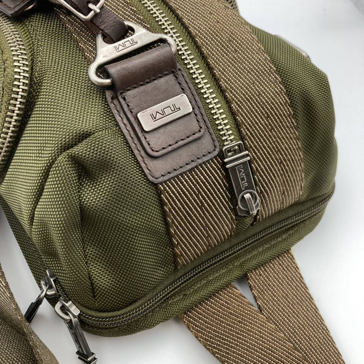贈り物 22340SPH TUMI 【希少】極美品✨ 2way チャーム付 カーキ