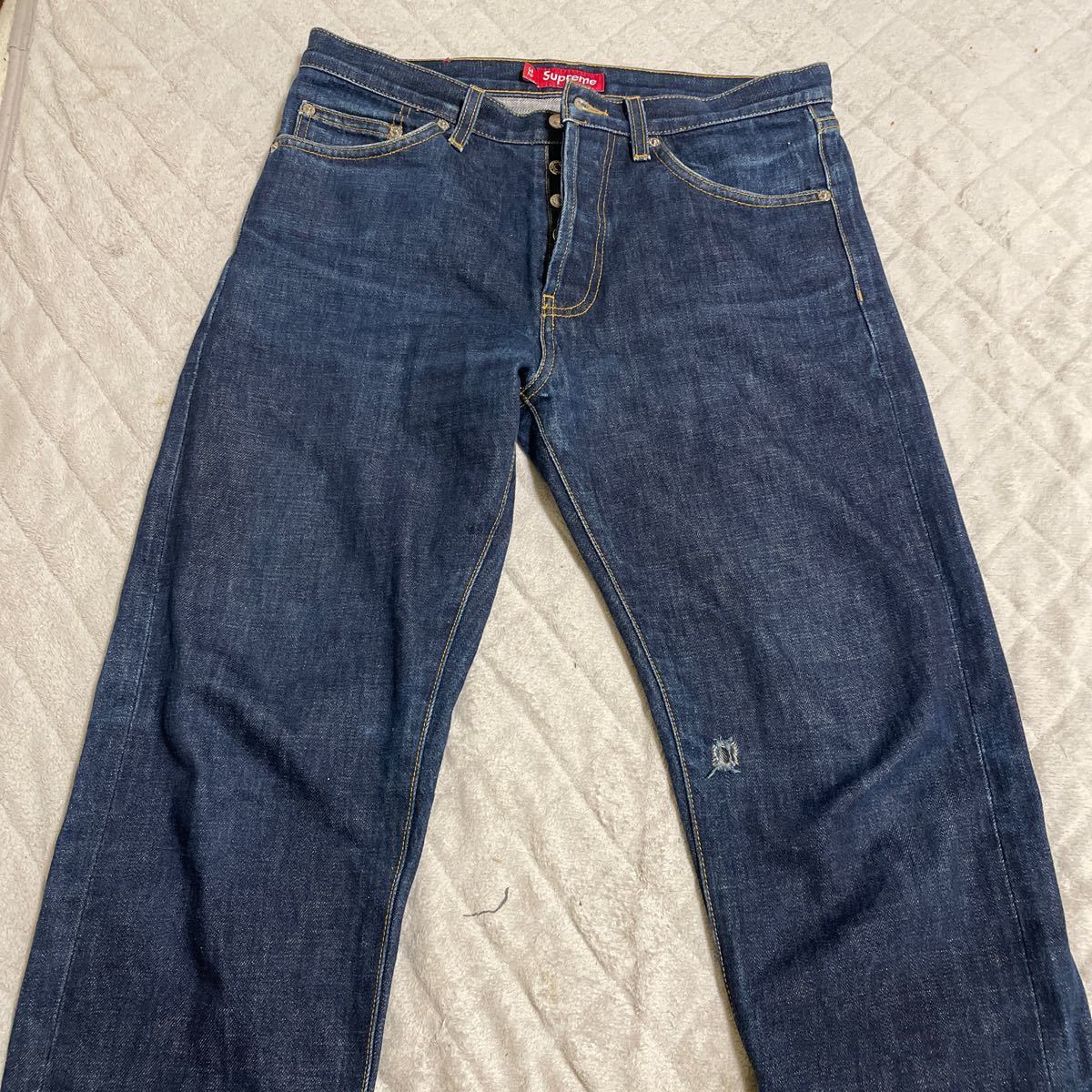 supreme シュプリーム デニムパンツ 赤ミミ 赤レザーパッチ使用 supreme シュプリーム デニムパンツ 赤ミミ 赤レザーパッチ使用
