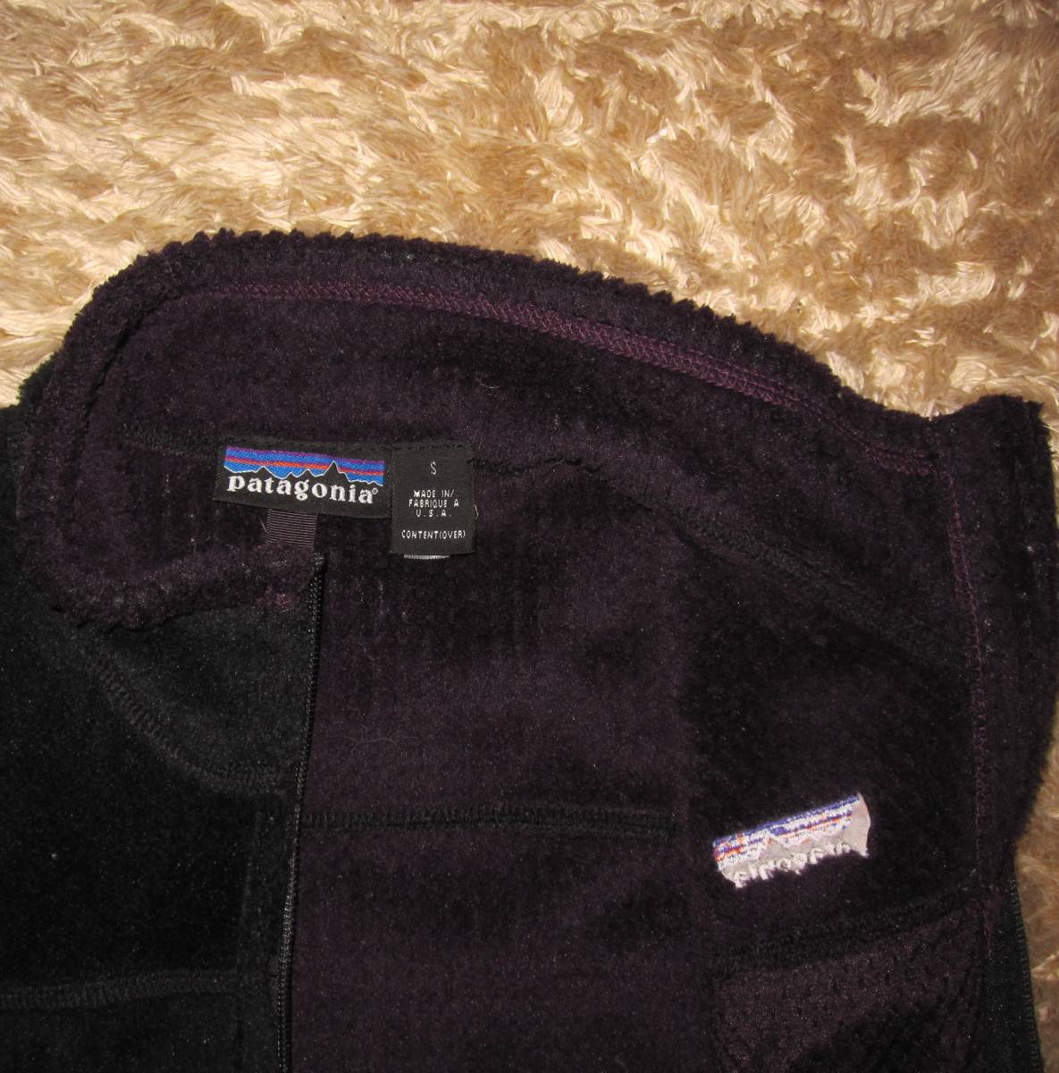 ☆'01 パタゴニア R4 ベスト (S) 刺繍タグ USA製 黒×紫 ☆'01 パタゴニア R4 ベスト (S) 刺繍タグ USA製 黒×紫