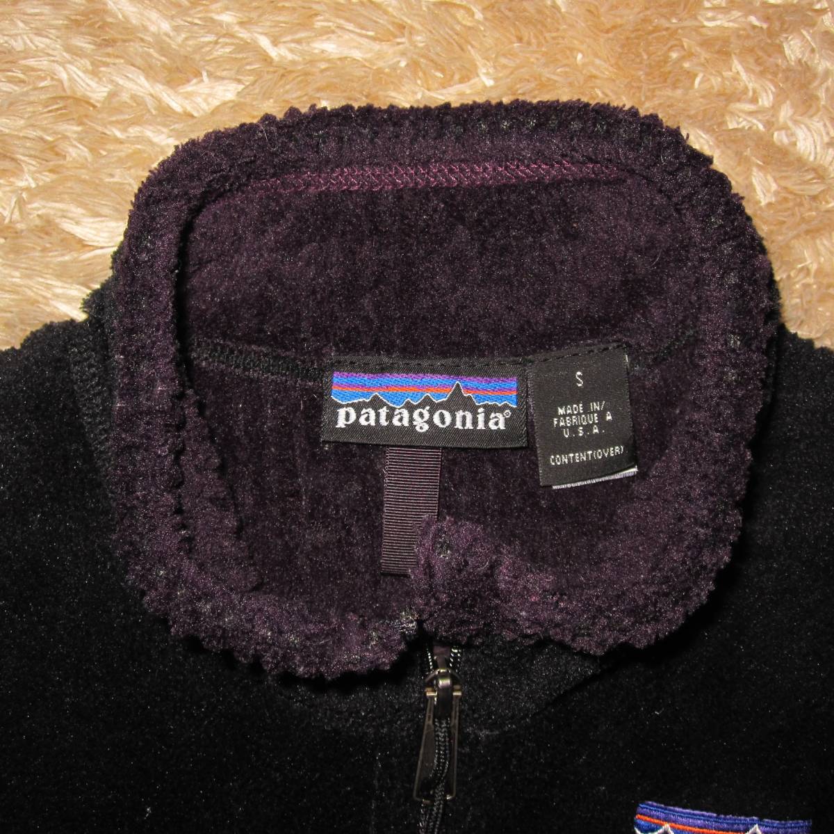 ☆'01 パタゴニア R4 ベスト (S) 刺繍タグ USA製 黒×紫 ☆'01 パタゴニア R4 ベスト (S) 刺繍タグ USA製 黒×紫