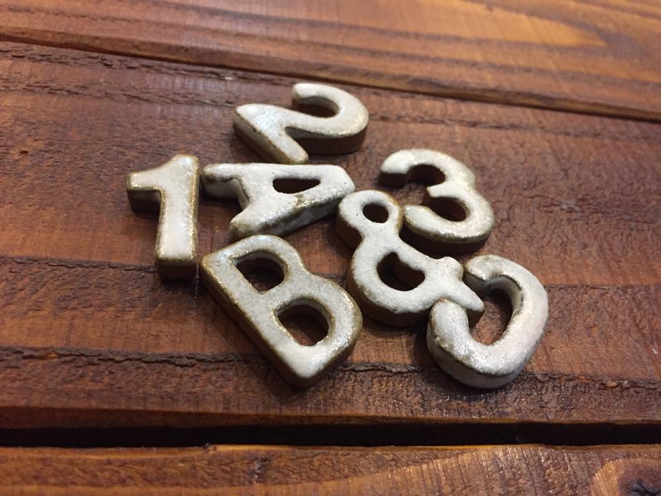 陶器 アルファベット [ABC] 数字・No・ナンバー [１２３] と [＆]　の7パーツセット　DIY パーツ リメイク_画像1
