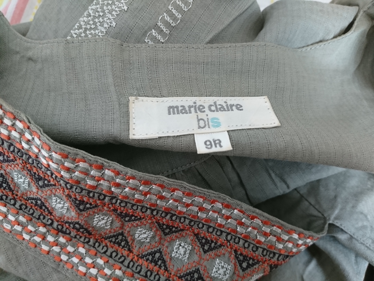 ☆marie claire bis☆カーキ系☆Vネック☆７分袖トップス☆刺繍入り☆_画像6