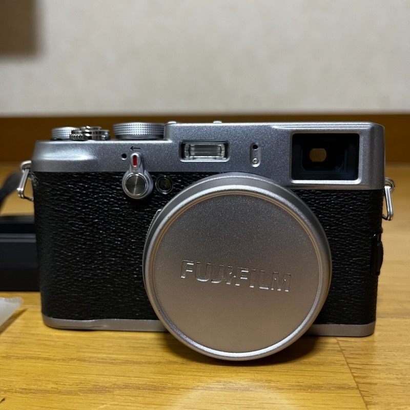 FUJIFILM FinePix X100 シルバー バッテリ2個セット 中古美品 の商品