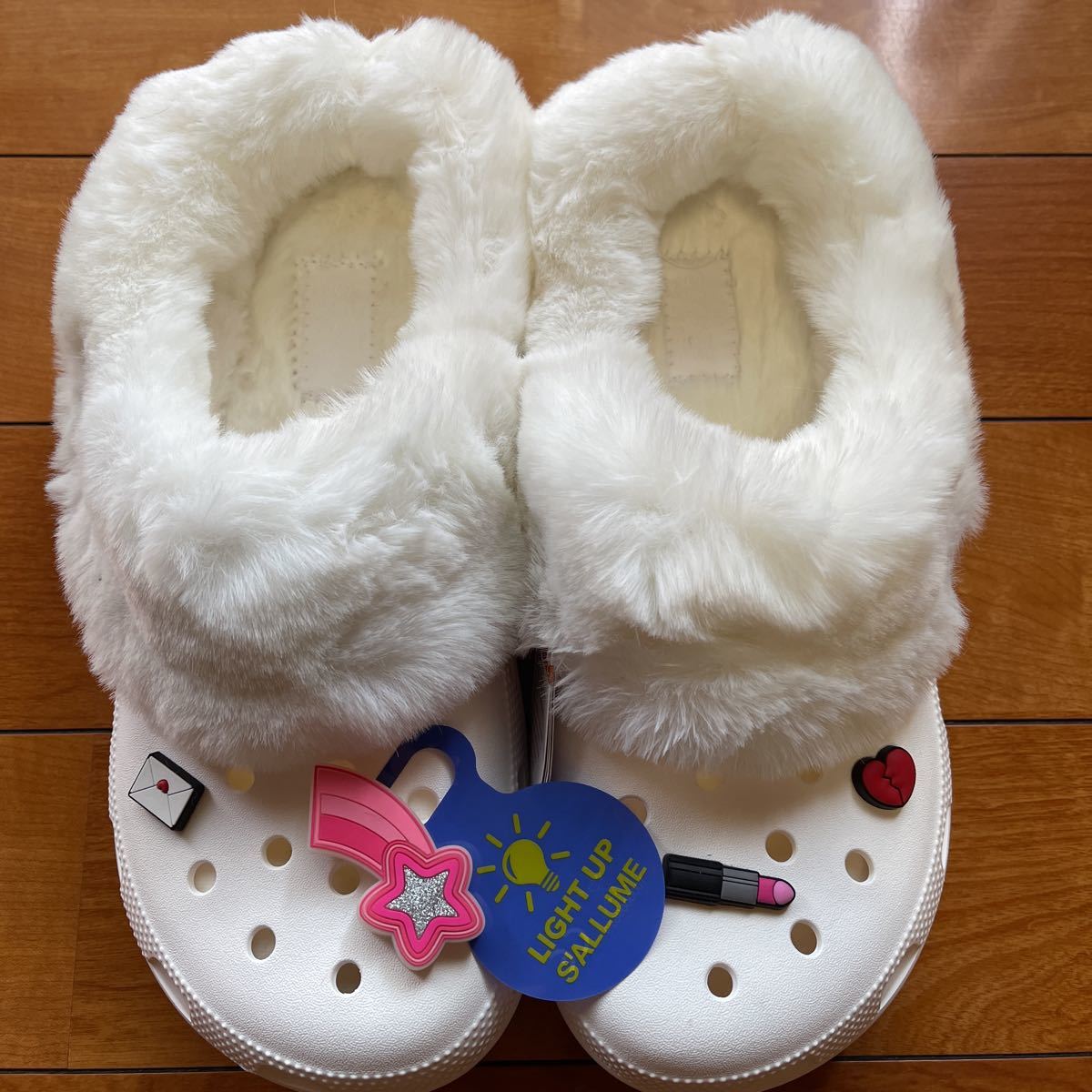 送料無料crocsクロックスCLASSIC MAMMOTHクリスマスファーliningクロッグ(W)着脱LIGHT UPジビッツCHARM耐久クロスライトunisex(JP27)新品_画像1