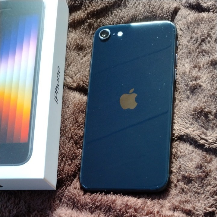 iPhone SE 128GB 第3世代 ミッドナイト SIMフリー ドコモ ケース フィルム付き ブラック