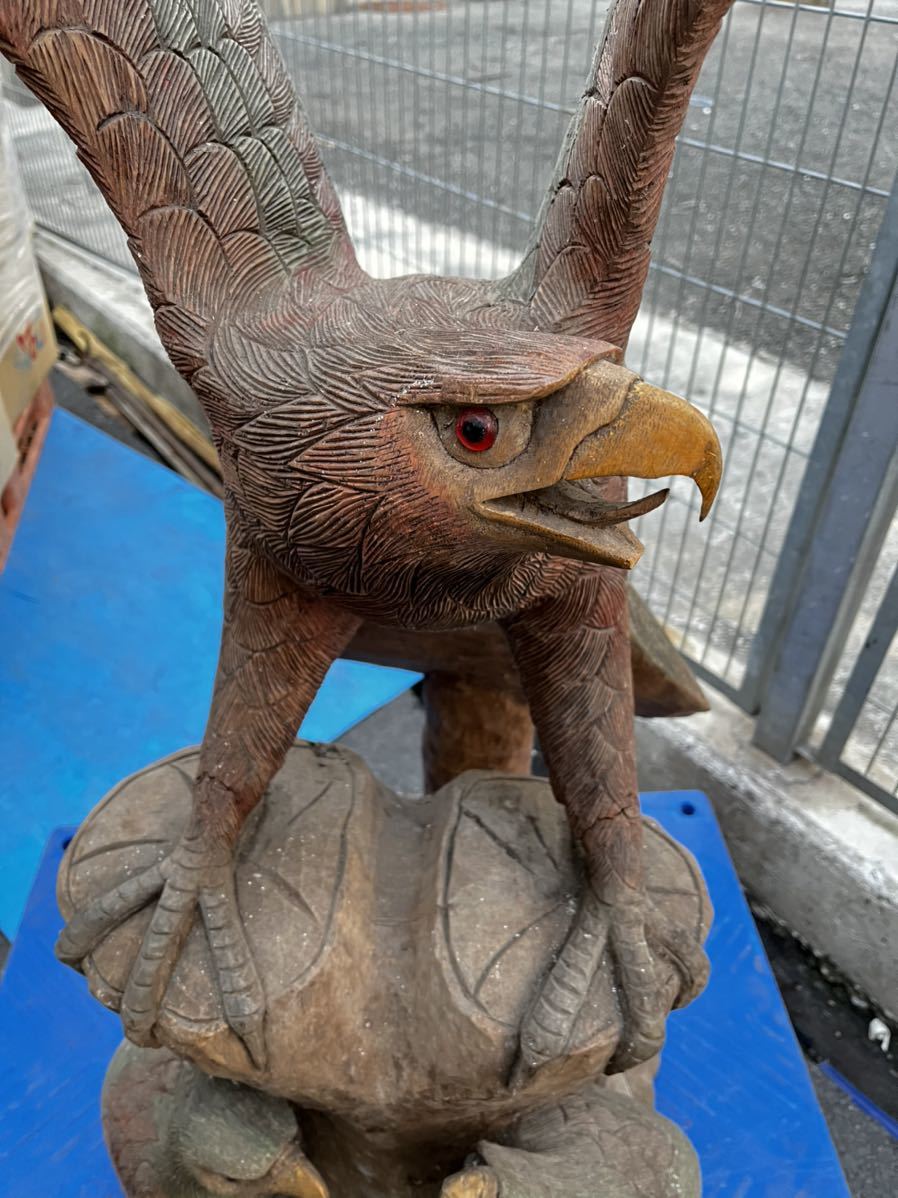 木彫りの鷹 無垢材 鷹 高さ約80cm 横約50cm 置物 ひびあり 古い 